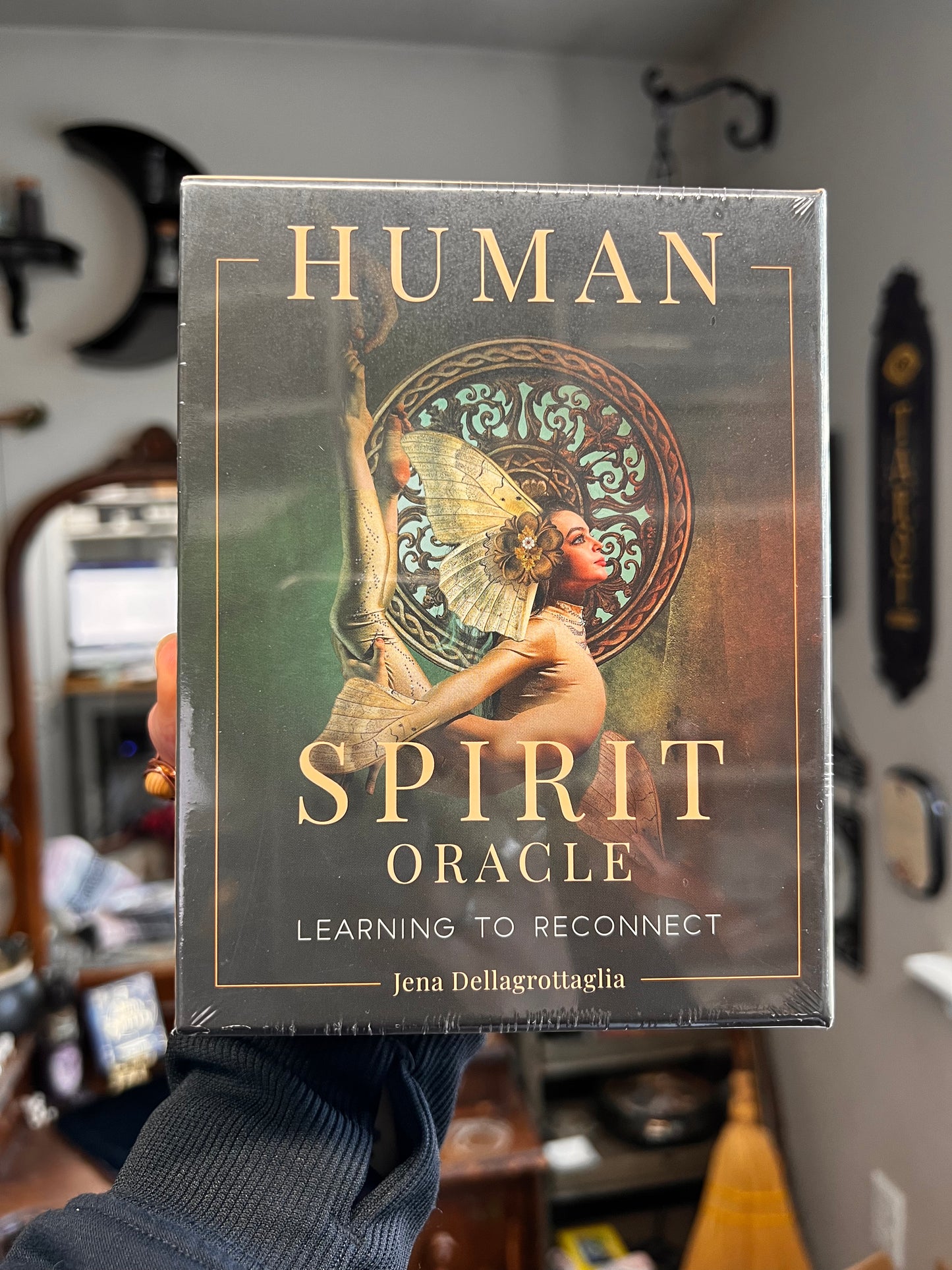 Human Spirit Oracle: Learning to Reconnect (44 Gilded Cards with 128 Full-Color Guidebook